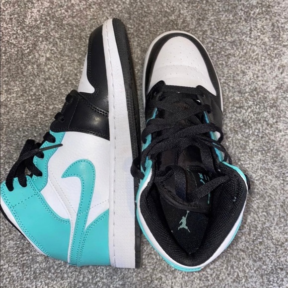 Air Jordans 1 Mids :: Igloo - Picture 3 of 7